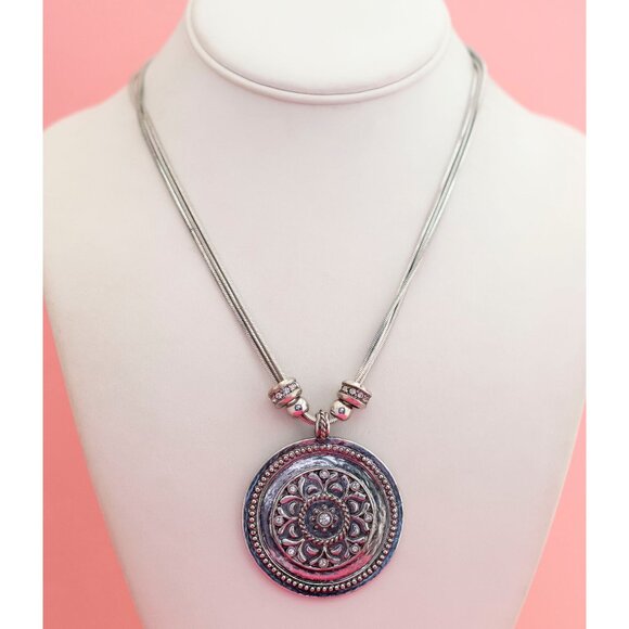 Vintage Silve Tone Floral Medallion Necklace 18 inch - P17 - Picture 2 of 3